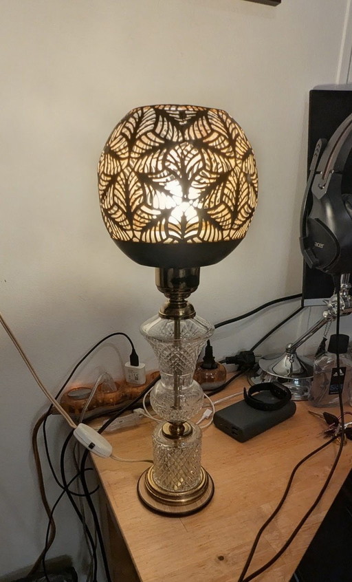 Lampada da tavolo in metallo e vetro con paralume traforato