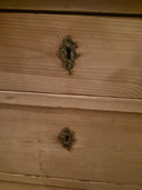 Schlanke Kommode aus antikem Kiefernholz