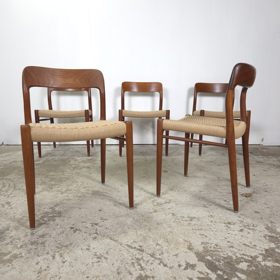 Image 1 of Lot de 5 chaises de salle à manger Niels Møller modèle 75 en teck, neuves, en corde de papier.