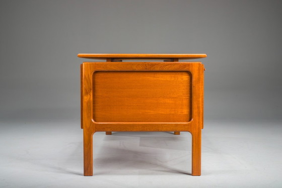 Image 1 of  Mid Century Modern Freistehender Teakholz-Schreibtisch von GV Møbler, 1960er Jahre