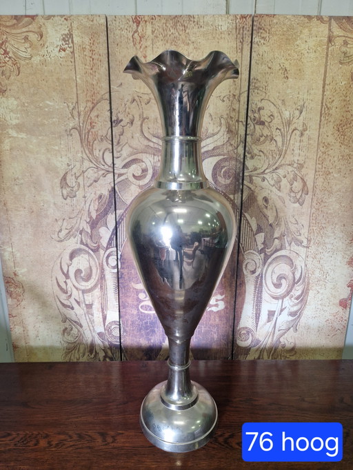 Große alte Eisenvase 76