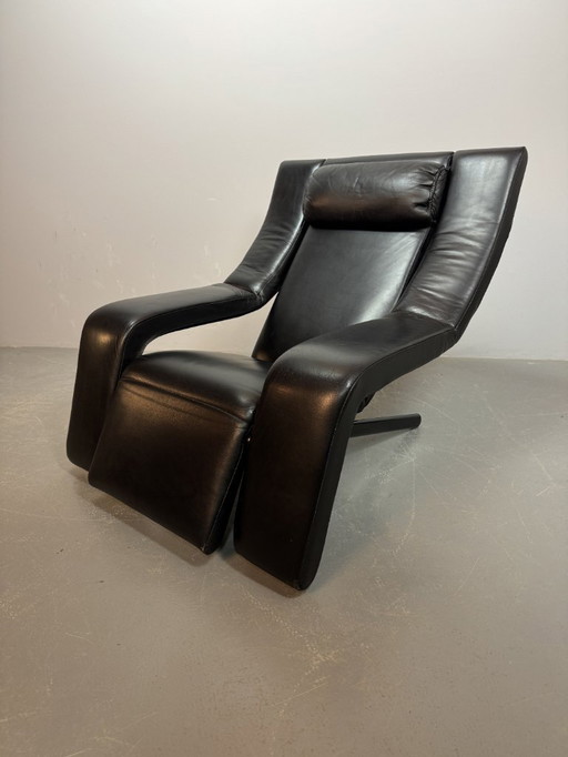 Italian Mid-Century Design 'Kilkis' Black Leather Lounge Chair with Integrated Small Sidetable, Designed by Ammaniti & Vitello 