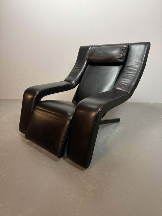 Image 1 of Italian Mid-Century Design 'Kilkis' Black Leather Lounge Chair with Integrated Small Sidetable, Designed by Ammaniti & Vitello 