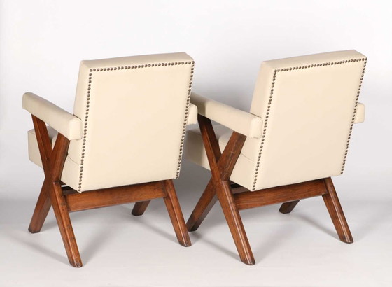 Pierre Jeanneret, une paire de chaises de bureau à piètement en X – Fauteuils, Skaï, Bois (photo 2 of 8)