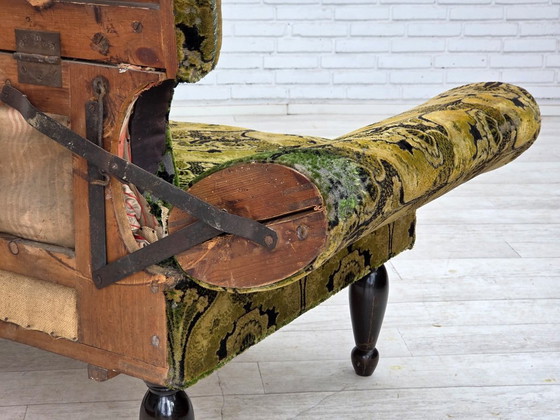 Image 1 of Deense tweepersoons slaapbank/bank met neerklapbare armleuningen uit de jaren 30, bekleed met groen meubelvelours.