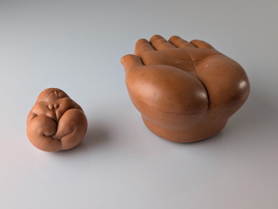 Image 1 of Ricardo Mesa, escultura de terracota "Gordita Feliz" en la mano, años 80