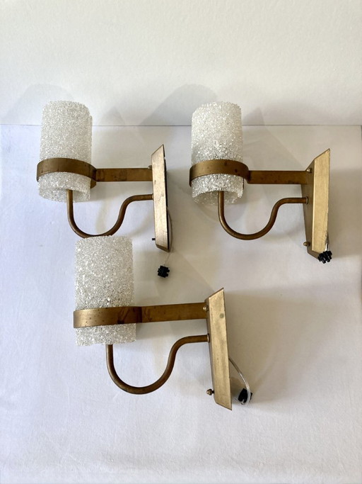 Drei Wandleuchten aus vergoldetem Metall und Plexiglas mit Eis-Effekt, 1960er-70er Jahre
