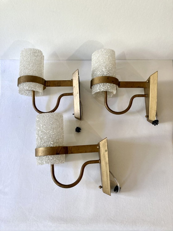 Image 1 of Drei Wandleuchten aus vergoldetem Metall und Plexiglas mit Eis-Effekt, 1960er-70er Jahre