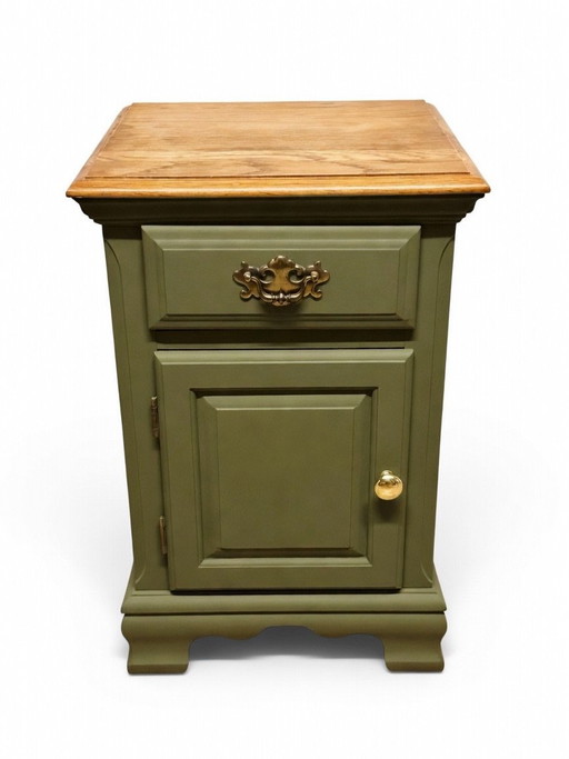 Comodino legno rovere e laccatura artigianale verde salvia.
