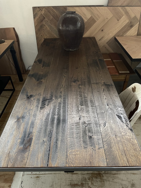 Image 1 of Robust oak table. Cafe color