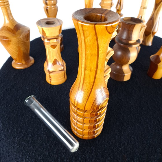 Image 1 of Set 14 vintage handgedraaide houten kandelaren en vaasjes
