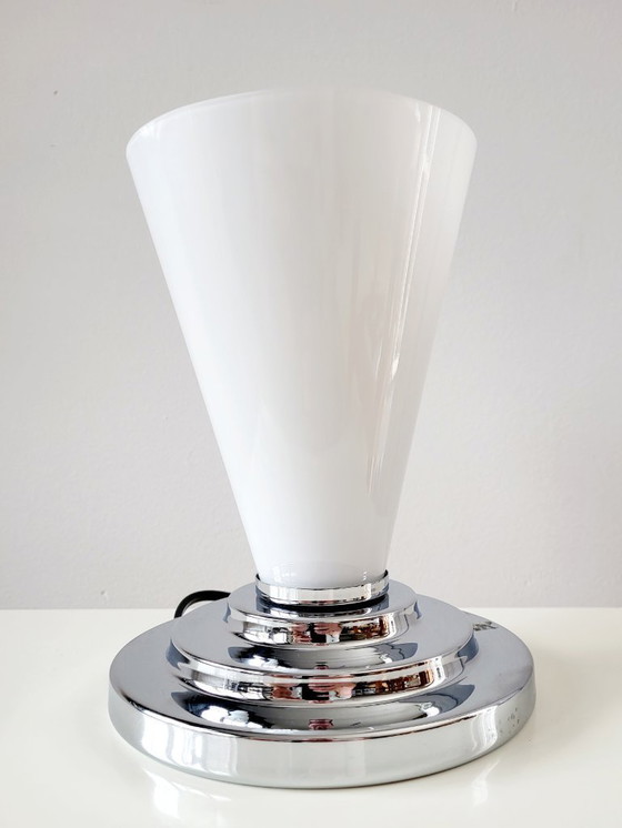 Image 1 of Lámpara de sobremesa con pantalla de cristal y base cromada