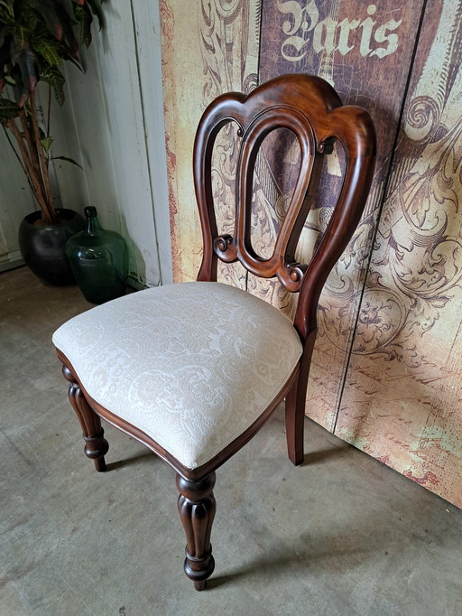 Chaise de chambre classique en bois d'acajou 50x40cm et 92cm de haut. Hauteur d'assise approx. 48cm.
