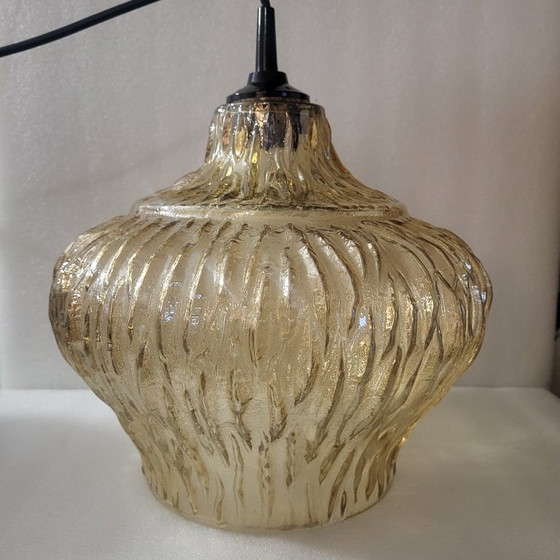 Image 1 of Lampada a sospensione vintage in vetro ambrato iridescente degli anni '60-'70