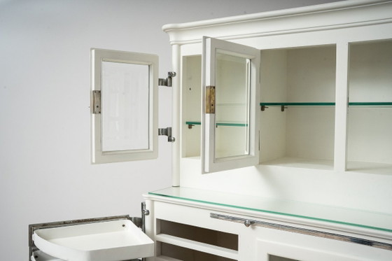 Mobile per strumenti dentali tedesco di Arnold Biber, Pforzheim, circa 1920, Vetrine, Legno, Bianco (foto 15 di 19)