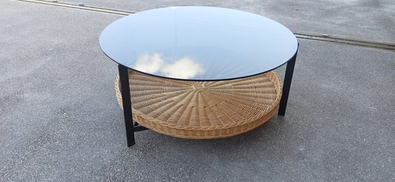 Image 1 of Vintage ronde glazen, metalen en rotan salontafel