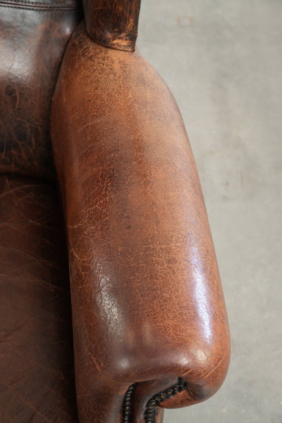 Ruime vintage schapenleren oorfauteuil in een diepe bruine kleur afgewerkt met siernagels – Leather (photo 8 of 17)