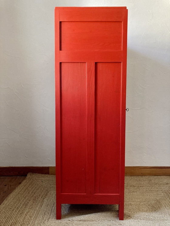 Image 1 of Kledingkast met glazen front, gemaakt van massief grenenhout.