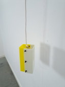 Lampe suspendue jaune futuriste avec lampe en plastique blanc
