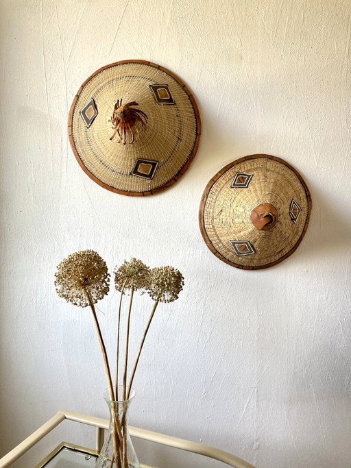 Duo de chapeaux traditionnels Peuls (Tingandé), Afrique de l'Ouest – wanddecoratie, Rattan (photo 2 of 16)