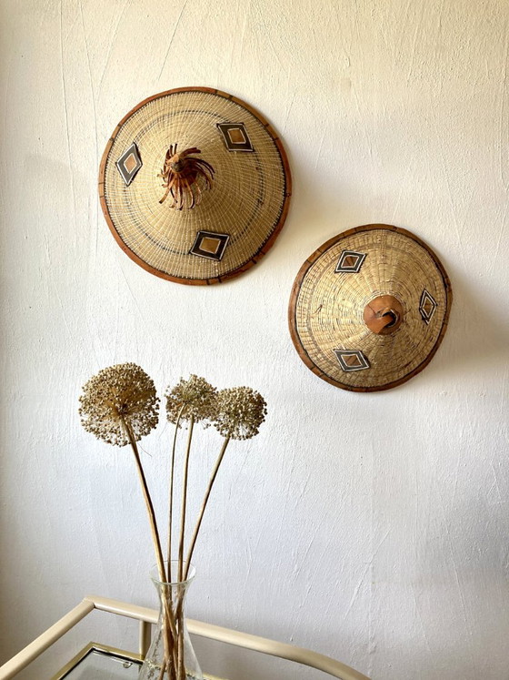Duo de chapeaux traditionnels Peuls (Tingandé), Afrique de l'Ouest – Décorations murales, Rattan (photo 2 of 16)