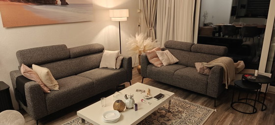 Wunderschönes Set aus 2-Sitzer-Sofas mit verstellbaren Kopfstützen – 2 Sitzer Sofas, Textile (photo 3 of 5)