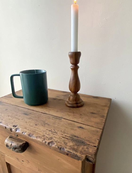 Image 1 of Mesita de noche rústica antigua de madera maciza: una pieza auténtica y cálida.