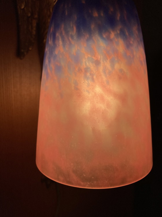 Image 1 of Wandleuchte mit Kranichmotiv aus vergoldeter Bronze – Cheuret- und Glasschirm, signiert Scheider