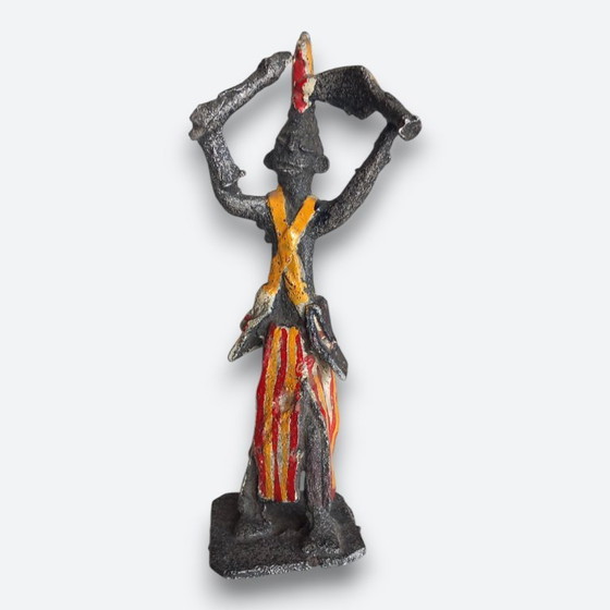 Image 1 of West-Afrikaanse figuratieve sculptuur in metaal – handbeschilderde dragerfiguur – vintage