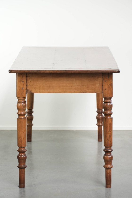 Image 1 of Tavolo da pranzo francese in legno di ciliegio del XIX secolo, antico e caratteristico, dalle dimensioni contenute.