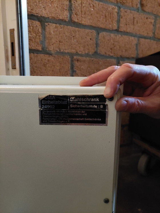 Image 1 of Robuster klassischer Tresor / Feuerschutzschrank – Schlüsselschloss – für Zuhause oder Büro