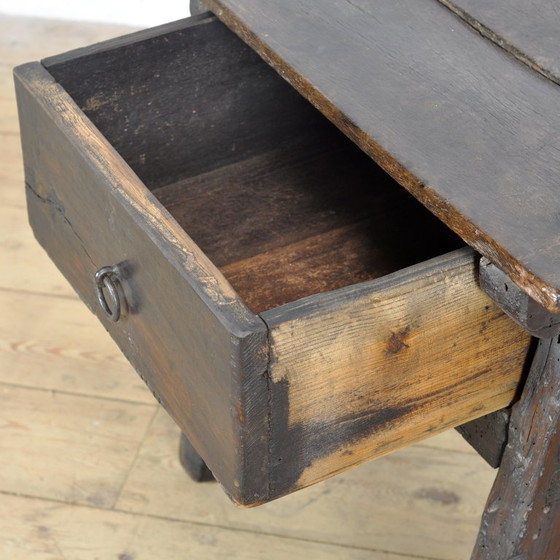 Image 1 of Mesita auxiliar española de roble, siglo XVIII.