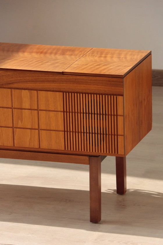 Image 1 of Giradischi vintage HMV 2351 – Mobile audio inglese anni '70