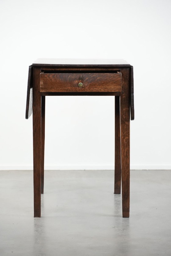 Image 1 of Antique English drop-leaf side/dining table made of oak from the 19th century with a drawer.
