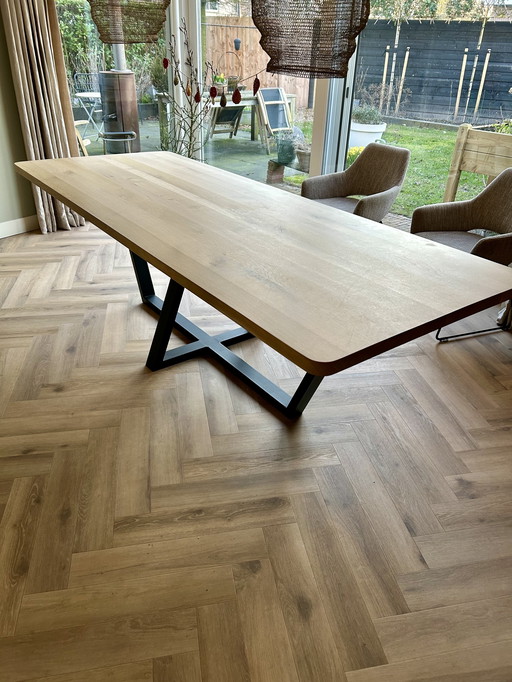 Table de salle à manger en chêne massif 260 cm – piètement design