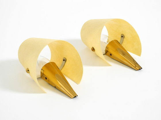 Image 1 of Una coppia di eccezionali applique da parete in ottone in stile Mid-Century Modern con paralumi in fibra di vetro.