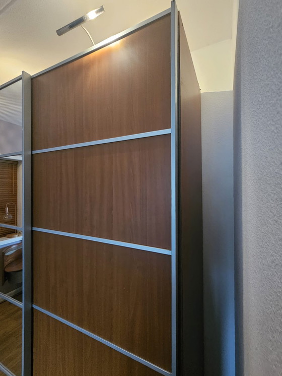 Image 1 of Armario con puertas correderas y espejo.