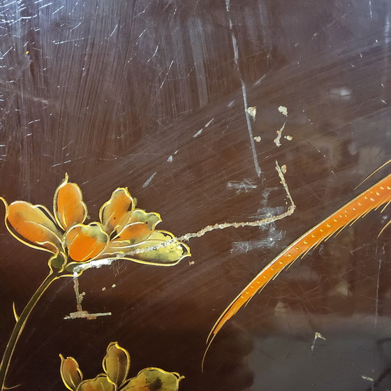 Image 1 of Mobiletto cinese vintage laccato rosso/oro con fiori e uccelli / mobiletto bohémien / mobiletto orientale