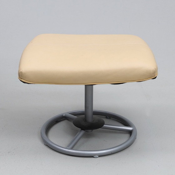 Image 1 of Ekornes Stressless beige lederen relaxfauteuil uit Noorwegen met stalen frame, daterend uit 1990-2000.