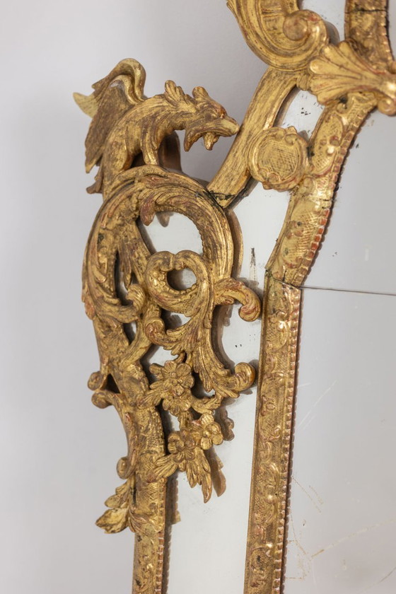 Image 1 of Mayfair. Grand miroir perlé en bois sculpté de style Régence. 20ème siècle.