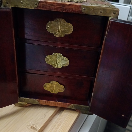 Image 1 of Portagioielli in legno di ciliegio e giada