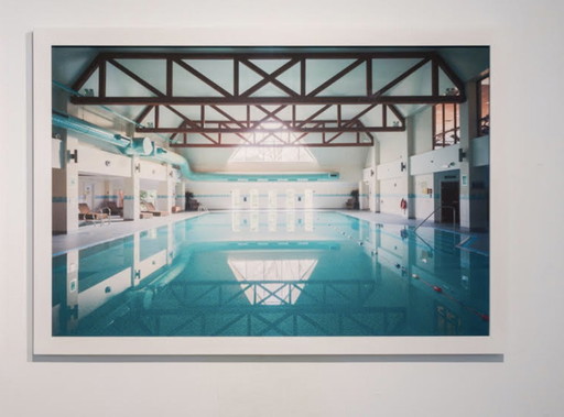 Piscina vacía — fotografía enmarcada a color de 70x100 cm