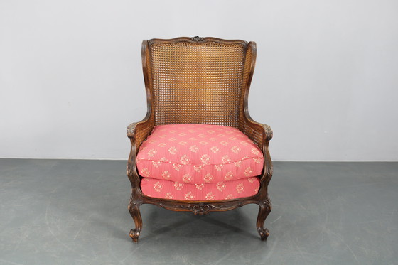 Image 1 of Ancienne chaise à oreilles sculptée avec côtés en canne, Tchécoslovaquie