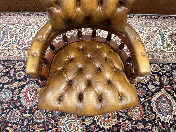 Klassischer englischer Chesterfield Stuhl – Sessel, Leather, Wood (photo 6 of 7)