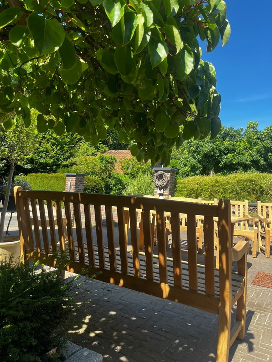 Wunderschöne, schwere Teak-Gartenbank, Modell Lancaster, 183 cm – Teak and Garden, Gartenbänke, Wood (photo 3 of 6)