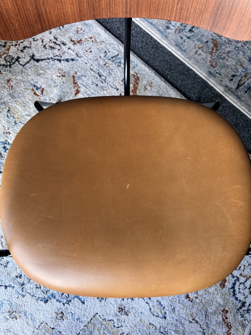 &Tradition - Pavilion AV6 cuero color coñac, nogal lacado, – fauteuils, Leather, Wood (photo 2 of 5)