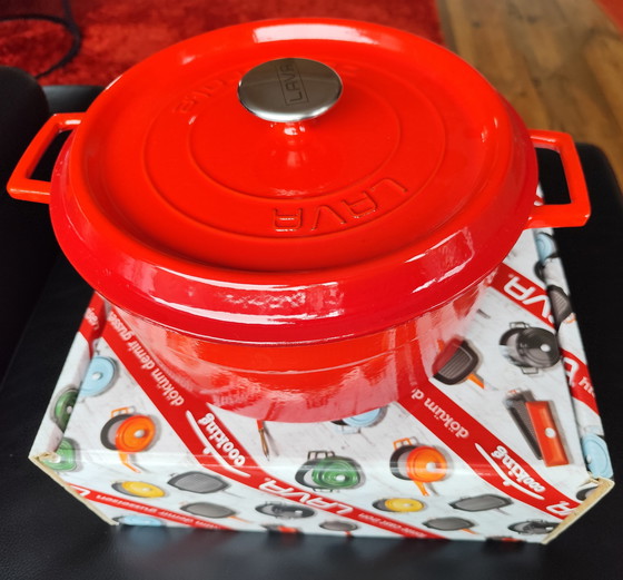 Image 1 of LAVA gietijzeren braadpan/cocotte – XL 28 cm, 6,7 liter, rood (nieuw en in originele verpakking)