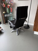 Design Jori leren relaxe stoel met losse hoofdsteun