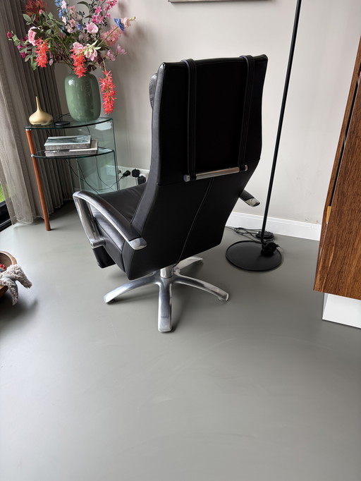 Design Jori leren relaxe stoel met losse hoofdsteun