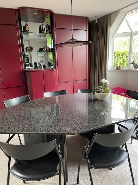  Esstisch aus Jasberg-Granit